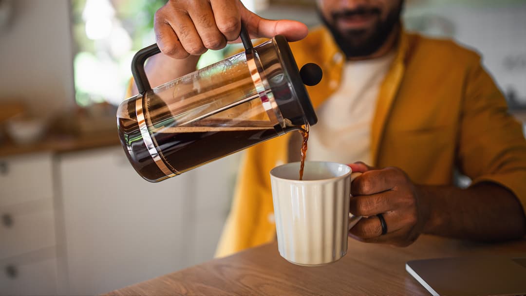 Como fazer um café perfeito em casa usando a prensa francesa