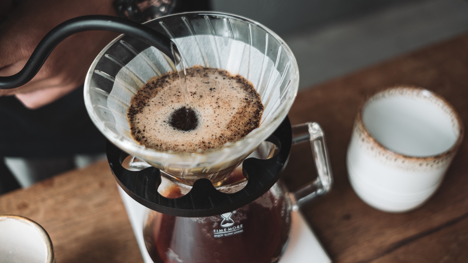 Preparo de café especial em coado V60 com o bloom dos grãos moídos na hora