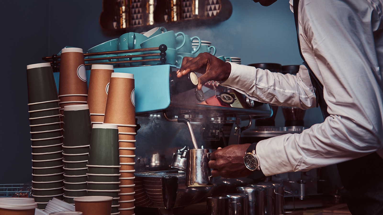 Barista preparando café especial em máquina de espresso em uma cafeteria