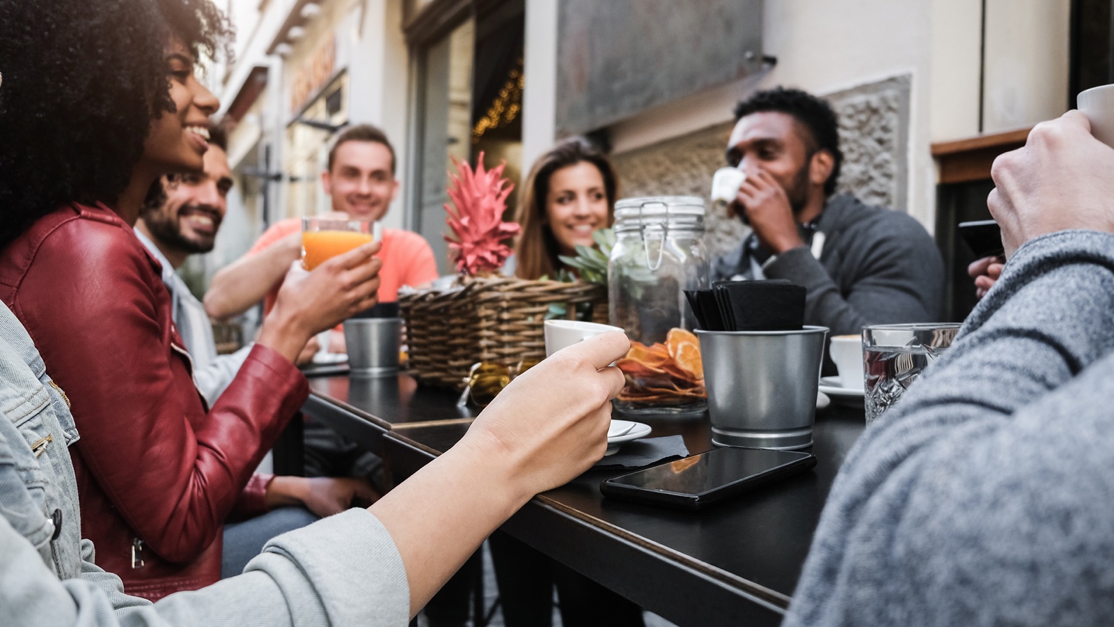 Amigos coffeelovers reunidos tomando café especial em uma cafeteria