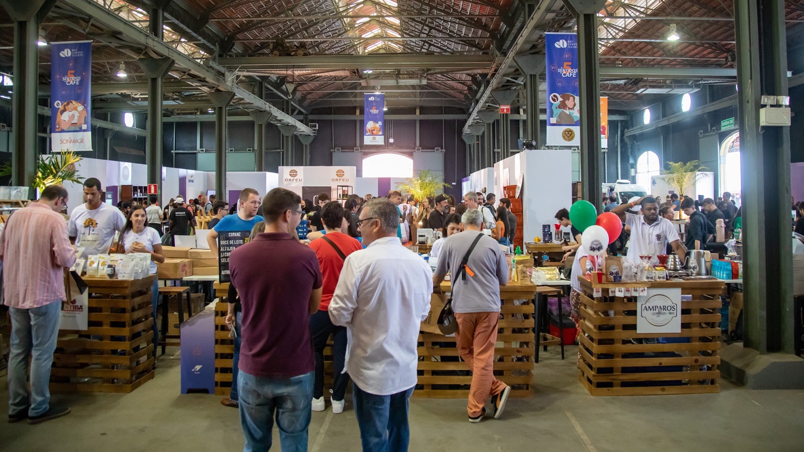 Expositores e público no Rio Coffee Nation, festival de cafés especiais no Pier Mauá, Rio de Janeiro