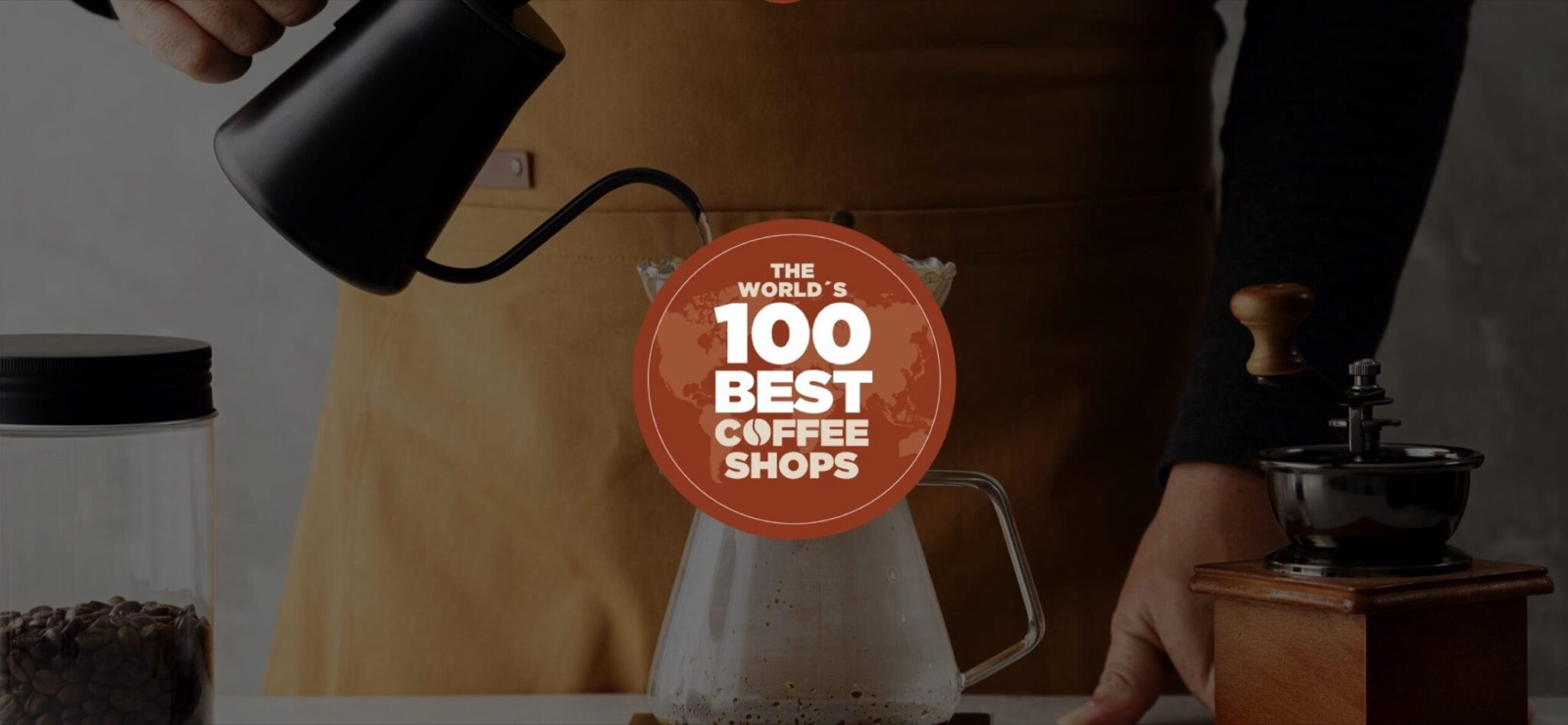 Barista preparando café em coado com o selo The World's 100 Best Coffee Shops